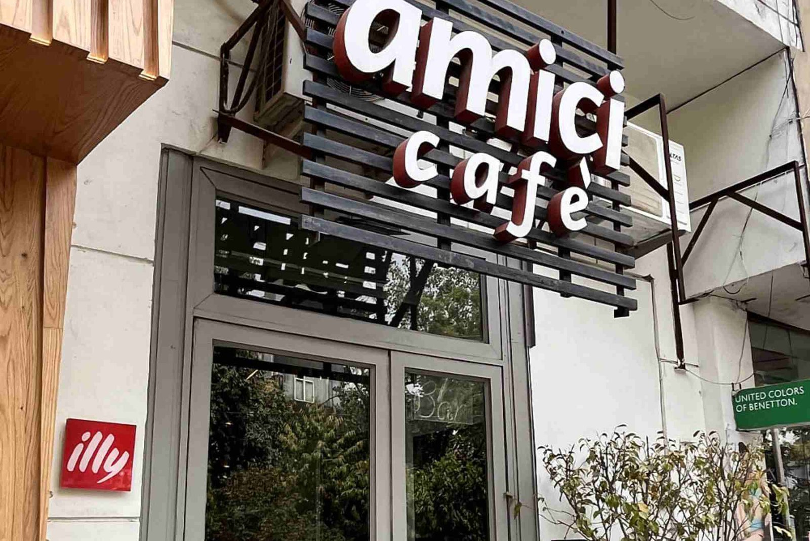 Amici Cafe khan Market